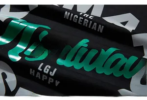 Gros plan détaillé de l'imprimé Tightwave vert sur tissu en coton tricoté noir