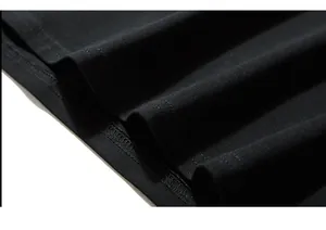 Détail de l'ourlet à double couture de qualité sur un t-shirt noir à manches longues