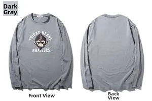 Dettaglio di una t-shirt a maniche lunghe grigio scuro con stampa a scimmia sul davanti