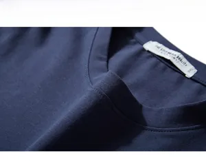 Dettaglio del collo a girocollo a costine blu scuro su una t-shirt uomo a maniche lunghe