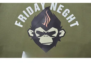 Dettaglio della stampa a scimmia e testo Friday Night su una maglietta a maniche lunghe verde