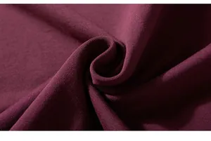 Dettaglio del tessuto a maglia viola scuro per una t-shirt da uomo a maniche lunghe oversize