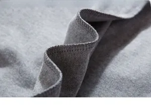Dettaglio macro del tessuto in maglia grigio scuro con doppie cuciture di rinforzo