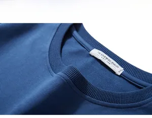 Détail du col rond côtelé et de l'étiquette 3XL sur un sweat-shirt bleu marine