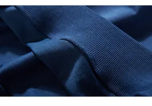 Macro du tissu en maille bleu foncé montrant les bords côtelés et la texture des points