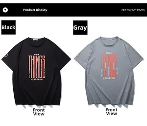 Gros plan sur l'imprimé graphique Male Things sur les t-shirts noir et gris