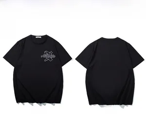 Gros plan d'un t-shirt noir avec imprimé graphique Authentic sur le devant et à l'arrière