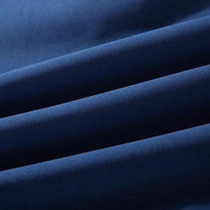Gros plan du tissu de sweat à capuche bleu marine oversize avec texture tricotée fine