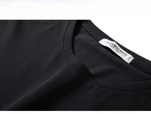 Vue rapprochée du col renforcé et de l'étiquette 2XL sur un t-shirt en coton noir oversize