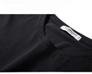 Vue détaillée du col rond d'un t-shirt noir avec étiquette de taille 2XL et coutures