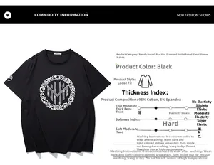 Détail du logo M en strass brillant sur un t-shirt noir ample en coton de grande taille