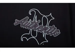 Vue détaillée de l'imprimé Authentic sur ce t-shirt noir oversize en coton de haute qualité