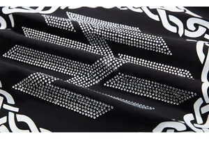 Détail macro des strass argentés et imprimé chaîne sur le tissu en coton noir du t-shirt