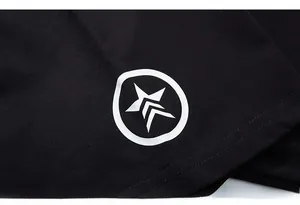 Gros plan sur tissu en coton noir avec un logo étoilé blanc imprimé de haute qualité