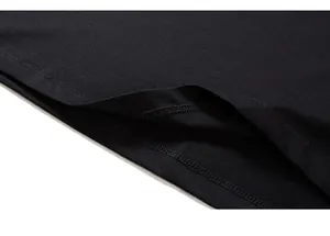 Vue détaillée de l'ourlet à double couture de haute qualité sur un t-shirt noir en coton