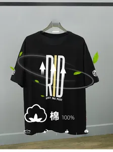 Détail du t-shirt noir oversize en coton avec imprimé RID sur la poitrine et logo