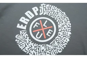 Détail macro de l'imprimé ERDP sur le tissu en coton gris foncé d'un t-shirt XXL
