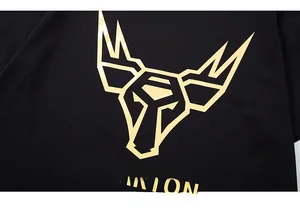 Détails de l'imprimé taureau géométrique doré sur t-shirt en coton noir de qualité supérieure