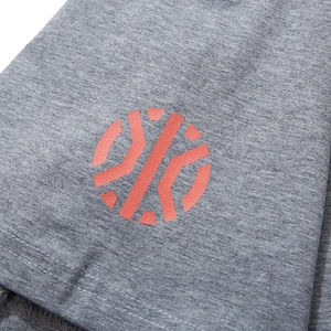 Vue macro de l'ourlet d'un t-shirt gris chiné avec imprimé géométrique rose et couture double
