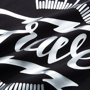 T-shirt nera oversize con stampa grafica argento metallizzato e dettagli di qualità