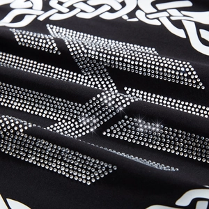 T-shirt noir surdimensionné à la mode avec strass étincelants et imprimés blancs