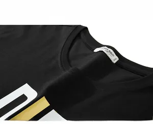 Détail du t-shirt noir oversize 5XL avec col rond côtelé et grand imprimé graphique