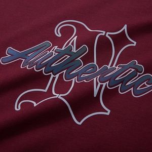 T-shirt en coton rouge foncé avec imprimé rétro Authentic N vu sous un angle de 45 degrés