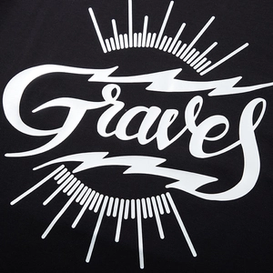 T-shirt nera oversize con stampa grafica Graves e dettagli a forma di fulmine