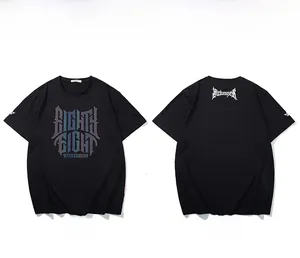 T-shirt streetwear noir oversize avec logo dégradé coloré sur la poitrine à plat