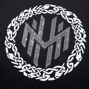 T-shirt noir surdimensionné avec imprimé nœud celtique et motif géométrique en strass