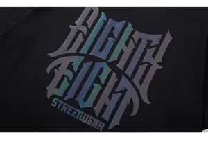 Vue macro des lettres gothiques irisées et de la texture d'un T-shirt streetwear noir