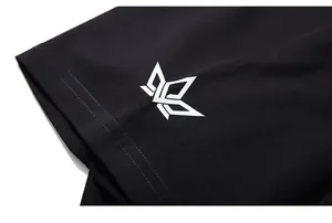 Vue macro du tissu en coton tricoté noir avec logo couronne géométrique blanc imprimé