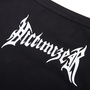 Gros plan d'un t-shirt noir oversize avec imprimé graphique gothique blanc Victimizer