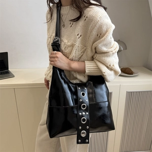 Grand sac cabas 2025 en cuir verni noir avec rivets punk sur la bandoulière