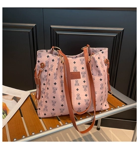 Dettaglio della borsa tote rosa con motivi di orsi e trama in pelle di alta qualità