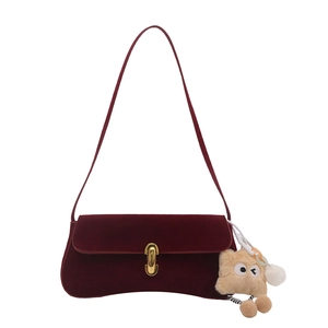 Sac baguette vintage en velours bordeaux avec fermoir doré et porte-clés en peluche