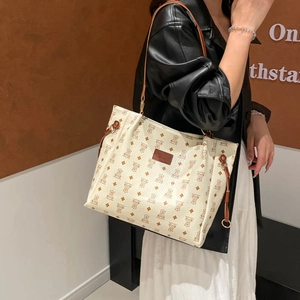 Borsa tote crema retrò con stampa orsetto e spalline marroni indossata dal modello