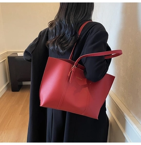Détail du grand sac cabas en cuir rouge avec inscription Fashion & Bags et boucle