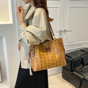 Grande borsa tote marrone con stampa di orsi indossata da una modella di profilo