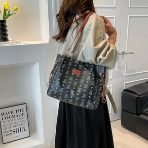 Borsa tote vintage con motivo orso grigio e manici in pelle marrone in stile minimalista