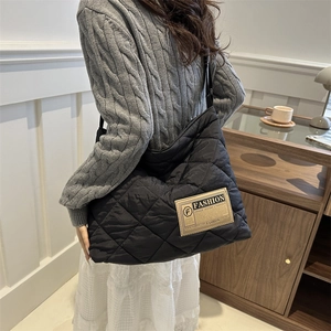 Sac fourre-tout noir matelassé avec étiquette de mode, grand sac à bandoulière