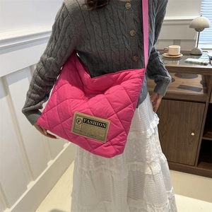Sac fourre-tout matelassé rose vif avec motif en losange et large bandoulière sur mannequin