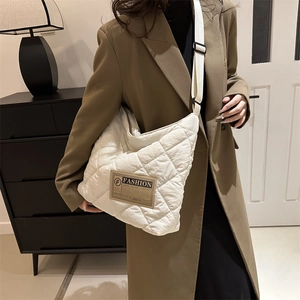 Sac fourre-tout matelassé blanc moderne en nylon avec bandoulière large pour femme
