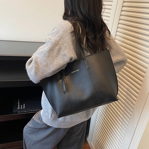 Grand sac cabas noir tendance en cuir grainé avec de fines bandoulières pour femmes