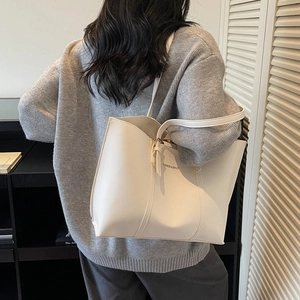 Grand sac fourre-tout blanc chic avec imprimé FASHION & BAGS porté par un mannequin