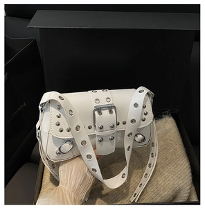 Witte vintage schoudertas met zilveren studs en brede gesp in een geschenkdoos