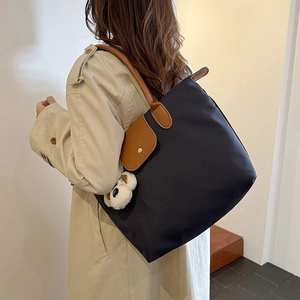 Grand sac cabas bleu marine avec lanières en cuir marron et breloque ours en peluche