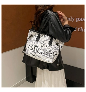 Dettaglio della borsa tote in pelle PU bianca con stampe graffiti nere artistiche