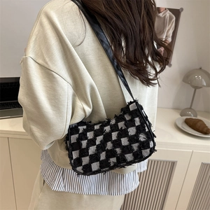 Sac à épaule femme à damier noir et blanc avec bords effilochés et bandoulière cuir