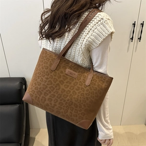Schicker Oversize-Tote-Bag mit Leopardenmuster aus braunem Wildleder am Model getragen